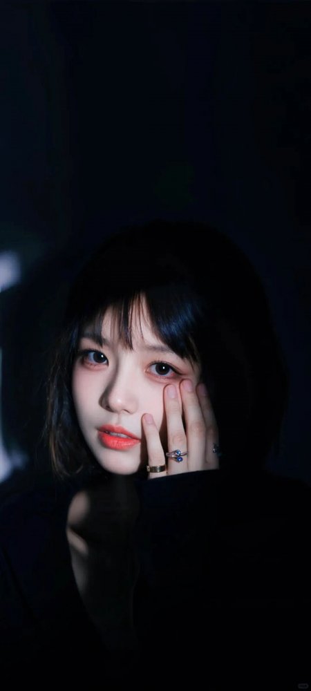 短发美女氛围感特写美女手机壁纸