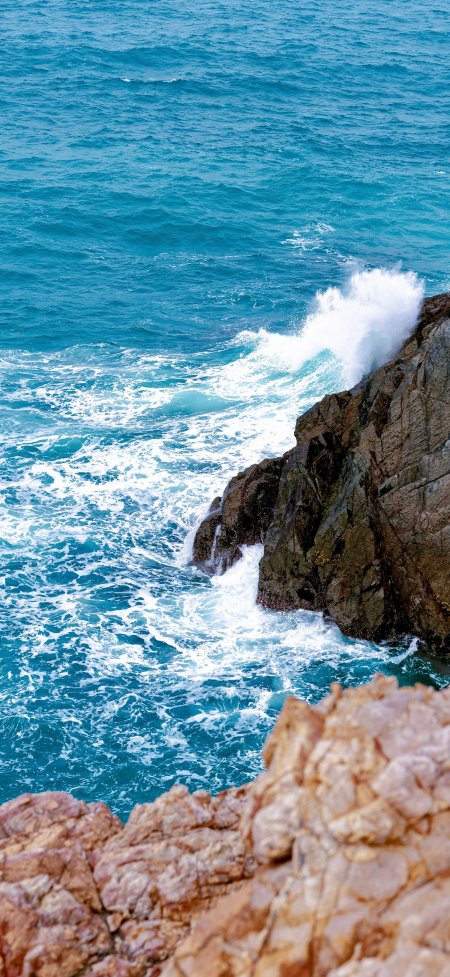 俯拍海岸礁石拍岸浪风景手机壁纸