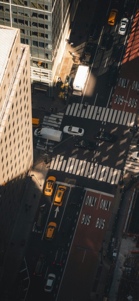 鸟瞰都市路口黄出租城市建筑机壁纸