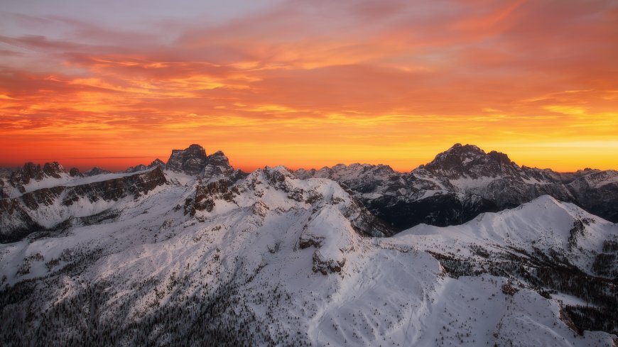 多洛米蒂山脉雪山日落火烧云壮丽风光风景电脑壁纸