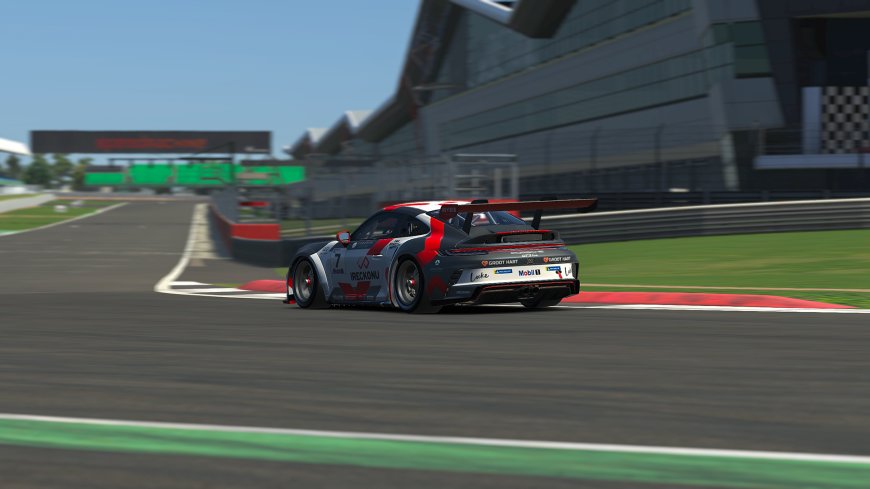 保时捷911 GT3 R赛车赛道疾驰竞速游戏电脑壁纸