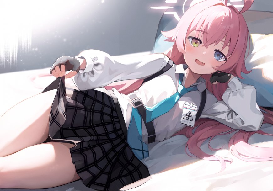 蔚蓝档案小鸟游星野粉发异瞳床上躺卧游戏电脑壁纸