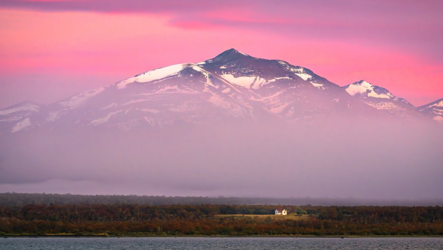 智利巴塔哥尼亚粉霞雪山晨雾小屋风光摄影电脑壁纸