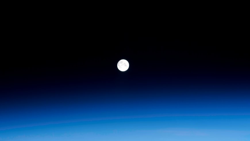 美丽星球月球悬于地球蓝大气层电影截图电脑壁纸