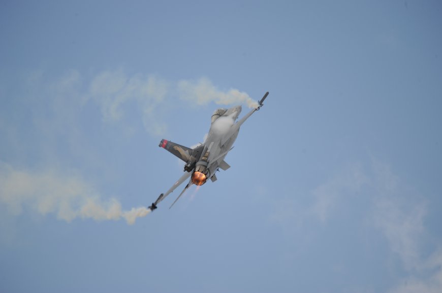 F-16战斗机空中拉烟特技飞行军事摄影电脑壁纸