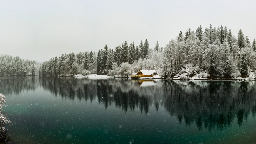 雪中湖泊森林小屋倒影宁静冬日自然风光电脑壁纸