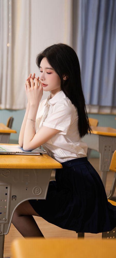 白衬衫百褶裙教室课桌前闭眼祈祷清纯校园人像摄影手机壁纸