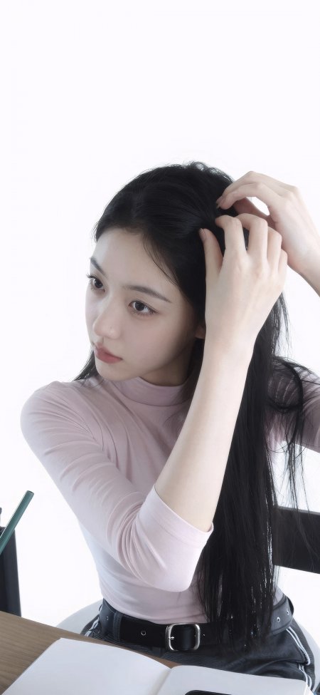 粉色上衣美女整理长发清新自然日常抓拍人物摄影手机壁纸