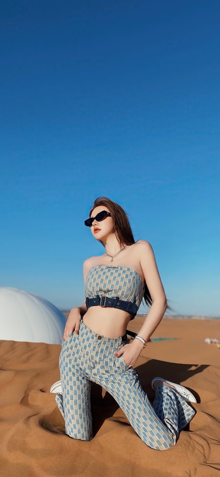格纹抹胸套装墨镜沙漠跪姿蓝天背景时尚旅拍美女人像摄影手机壁纸