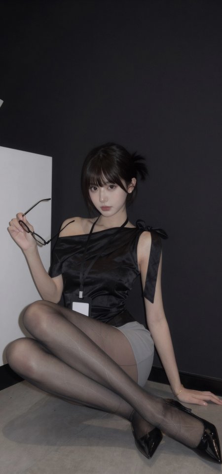 黑色斜肩上衣灰裙黑丝袜手持眼镜知性御姐美女人像摄影手机壁纸