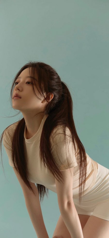米色紧身衣双马尾美女浅蓝背景侧身仰望清新人像摄影手机壁纸