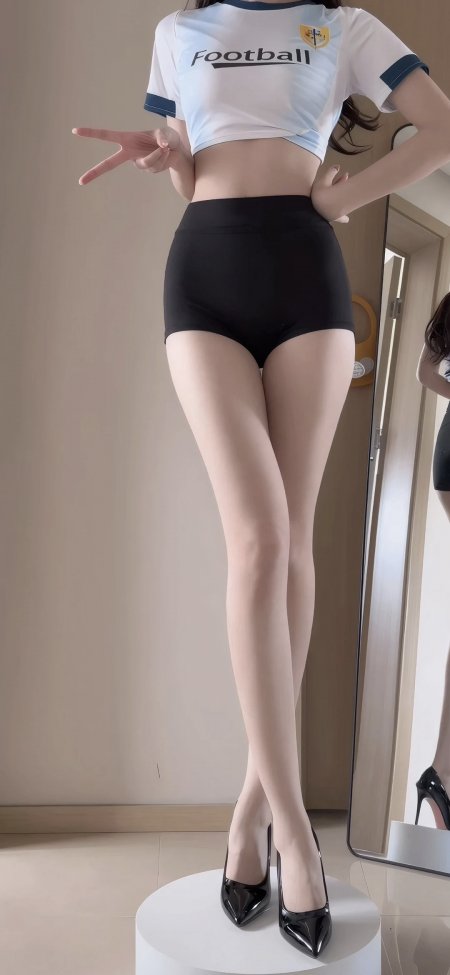 足球宝贝白T黑短裤高跟鞋活力运动风人物摄影手机壁纸
