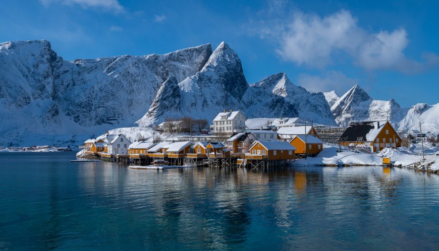 挪威罗弗敦群岛雪峰渔村蓝白风景电脑壁纸