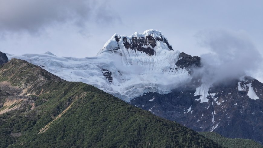雪山巍峨云雾缭绕蓝白风景电脑壁纸