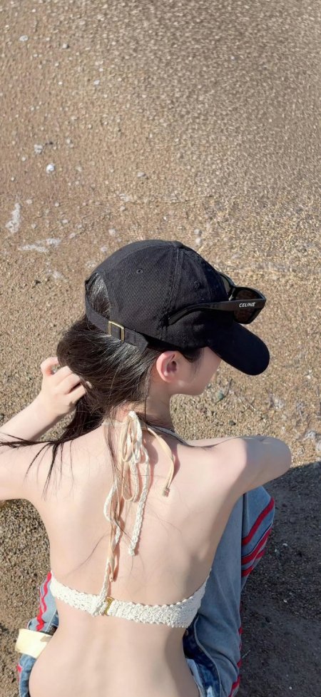 黑帽少女海滩侧坐暖金人物摄影手机壁纸