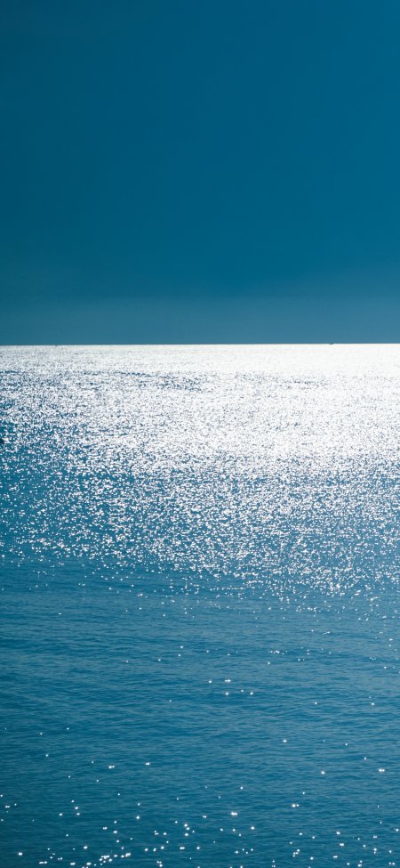蔚蓝海面波光粼粼银白闪耀风景手机壁纸