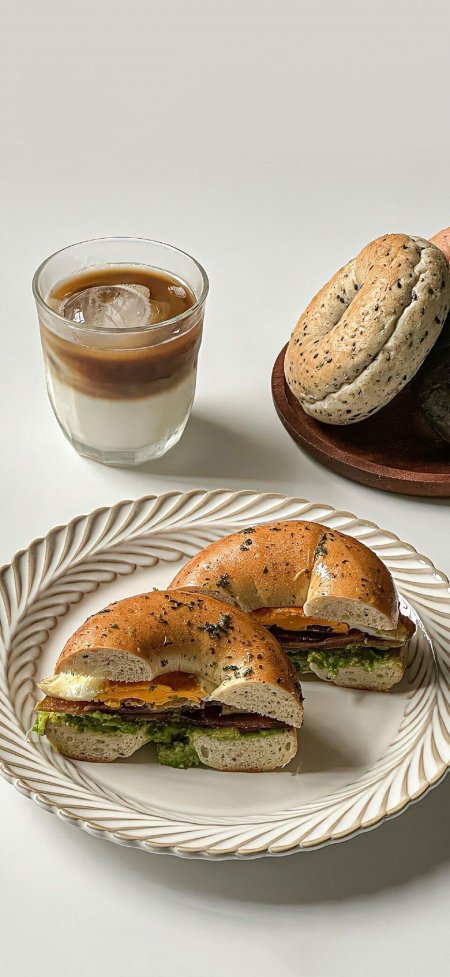 贝果三明治搭配冰咖啡暖白美食甜品手机壁纸
