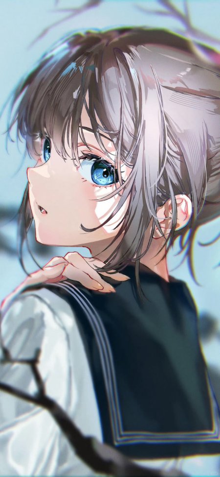蓝眼灰发少女侧颜微笑淡蓝唯美动漫手机壁纸