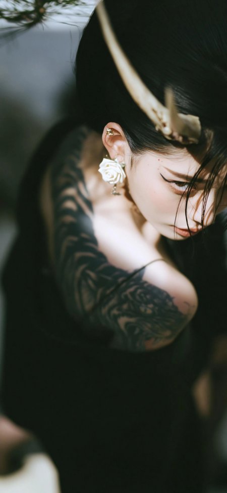 黑发角饰白玫瑰纹身少女暗黑唯美人物摄影手