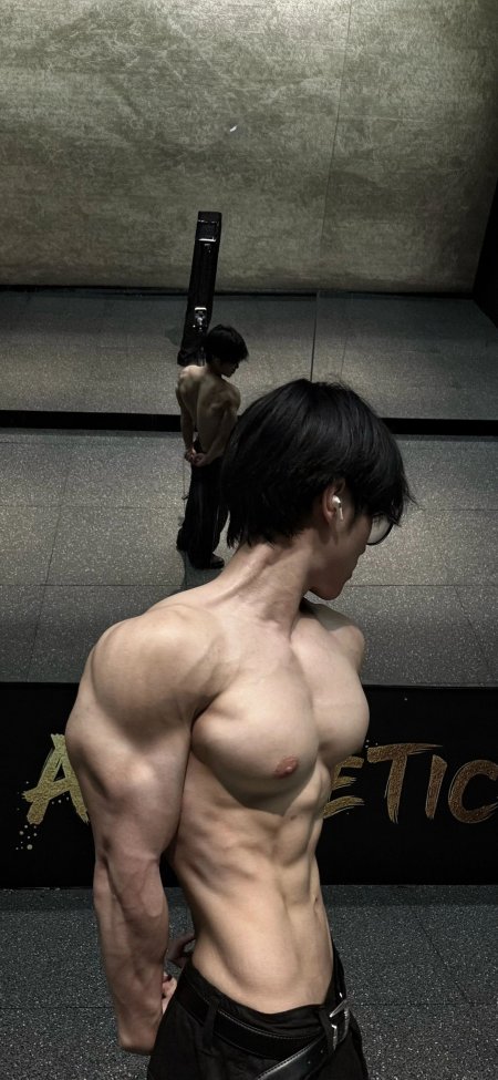 健硕肌肉男侧身镜前灰调人物摄影手机壁纸