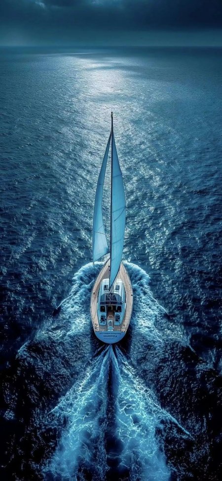 帆船破浪航行深蓝海面风景手机壁纸