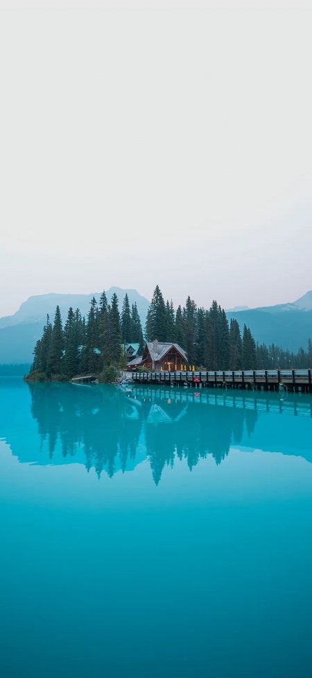 翡翠湖小木屋倒影青山蓝绿风景手机壁纸
