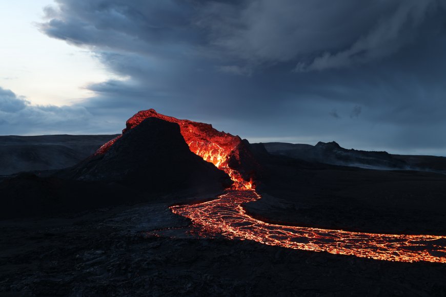 火山熔岩流淌暗红炽热自然风景电脑壁纸