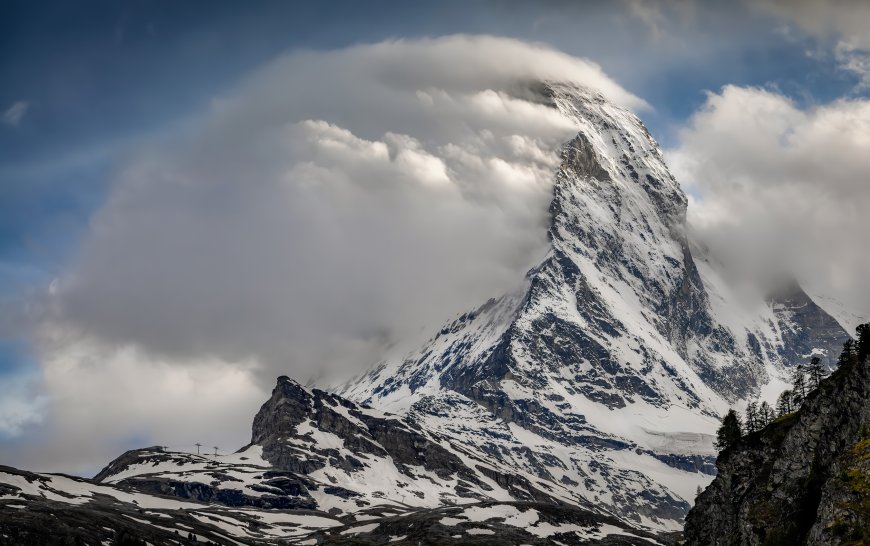 马特洪峰云绕雪峰蓝白风景电脑壁纸