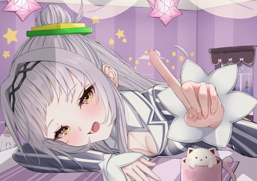 银发少女躺卧指天粉紫动漫电脑壁纸