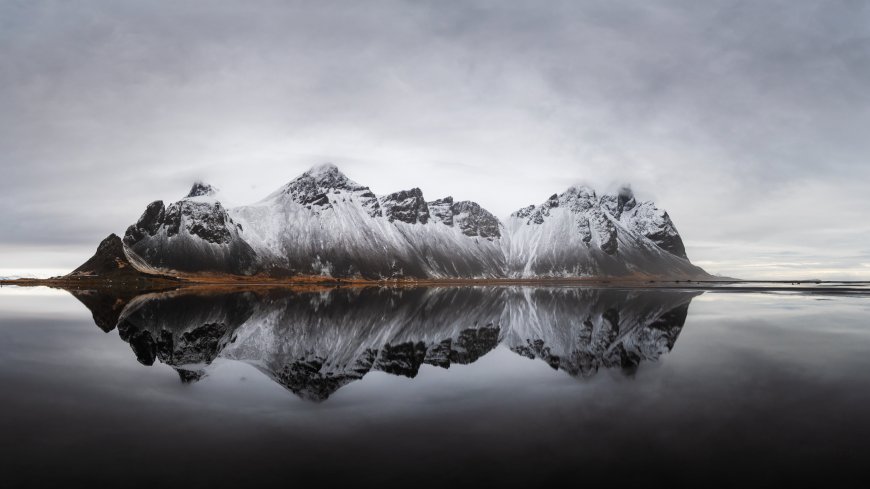 雪山倒影静湖灰白风景电脑壁纸精选