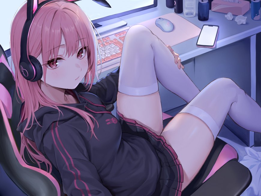 电竞房粉发少女戴耳机坐游戏椅白袜休闲动漫电脑壁纸