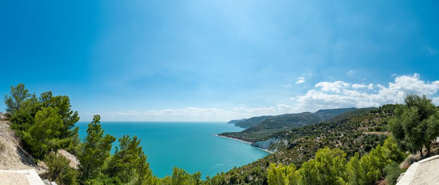地中海海岸青山碧海蓝白风景电脑壁纸