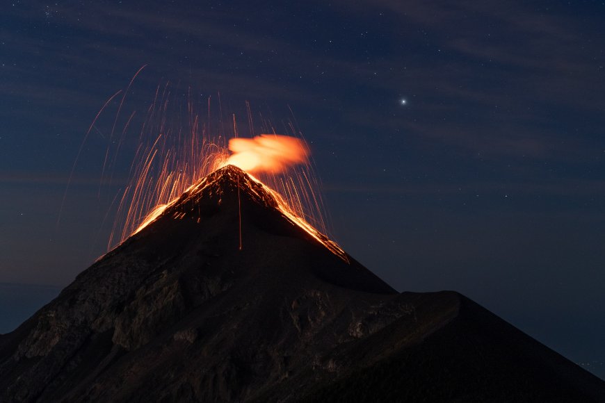 火山喷发熔岩飞溅深蓝星空风景电脑壁纸