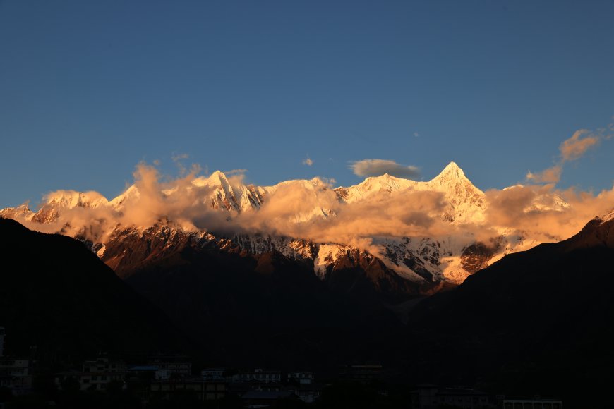 梅里雪山日照金山金橙风景电脑壁纸