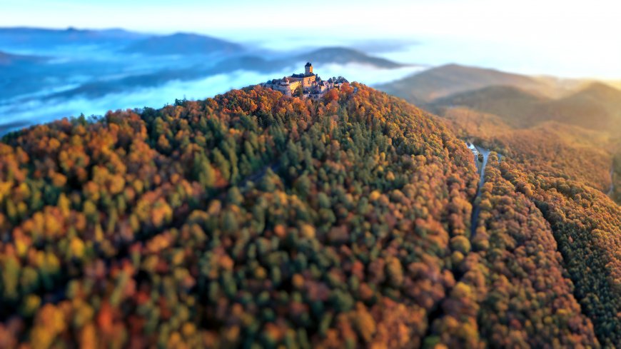 秋日山林古堡矗立金橙风景电脑壁纸