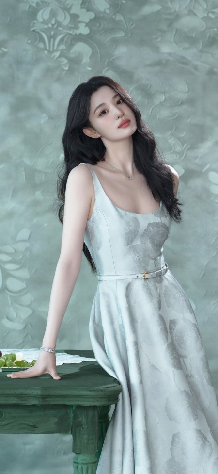 王楚然长发美女浅灰印花连衣裙青绿背景人物摄影手