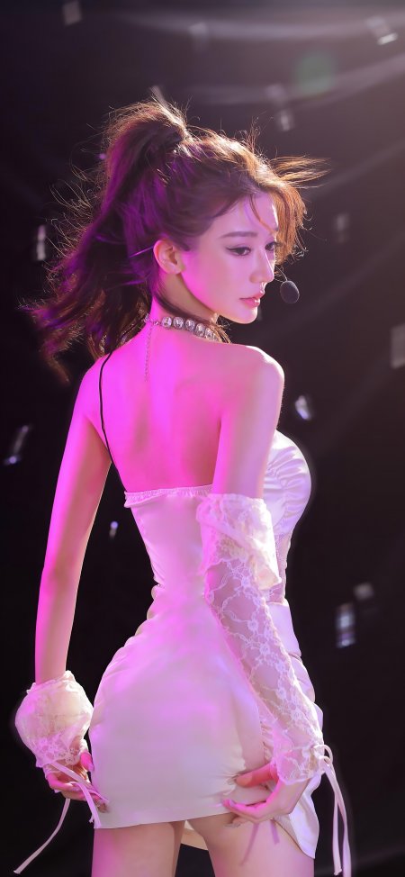 舞台灯光下白裙美女侧身回眸粉紫人物摄影手