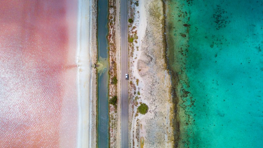 粉红盐湖碧海公路航拍蓝绿风景电脑壁纸