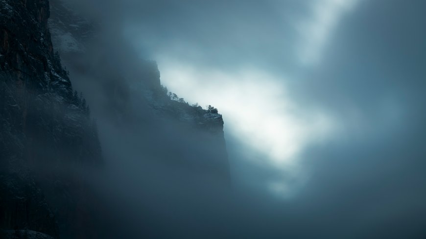 雪山峡谷云雾缭绕蓝灰风景电脑壁纸