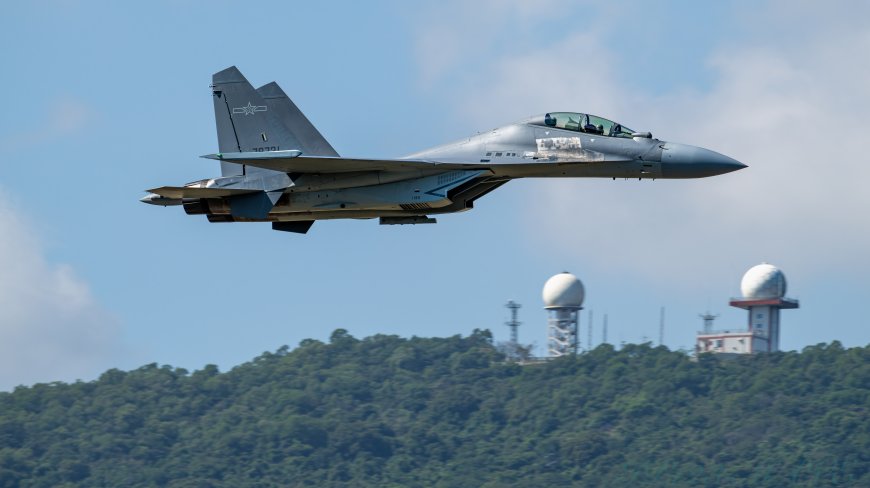 歼16战斗机低空飞行灰蓝军事科技电脑壁纸