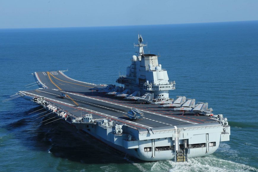 辽宁号航空母舰海面航行蓝灰军事科技电脑壁