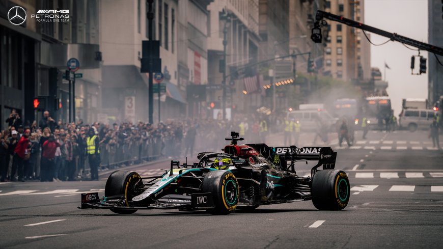 梅赛德斯AMG马石油F1赛车街头疾驰灰黑