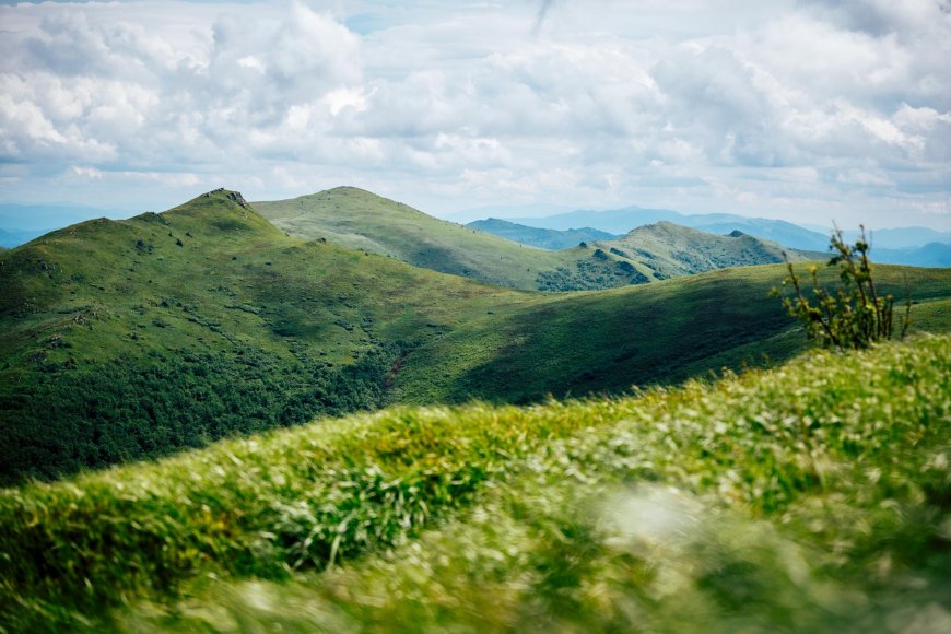 连绵青山草甸起伏蓝白风景电脑壁纸