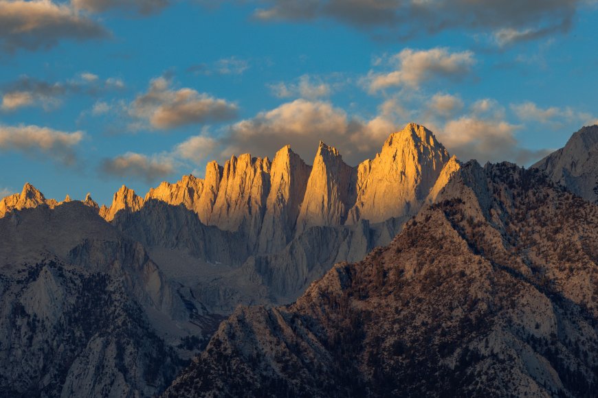 巍峨山峰金色夕照蓝白风景电脑壁纸