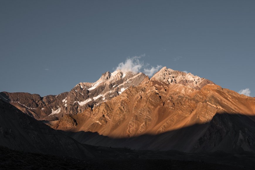 雪山巍峨日照金辉蓝白风景电脑壁纸