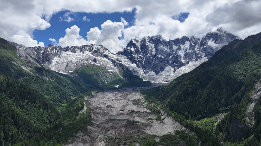 雪山冰川峡谷绿林蓝白风景电脑壁纸