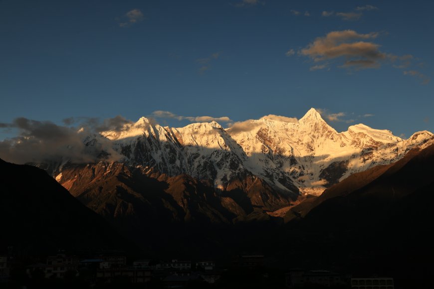 梅里雪山日照金山金蓝风景电脑壁纸