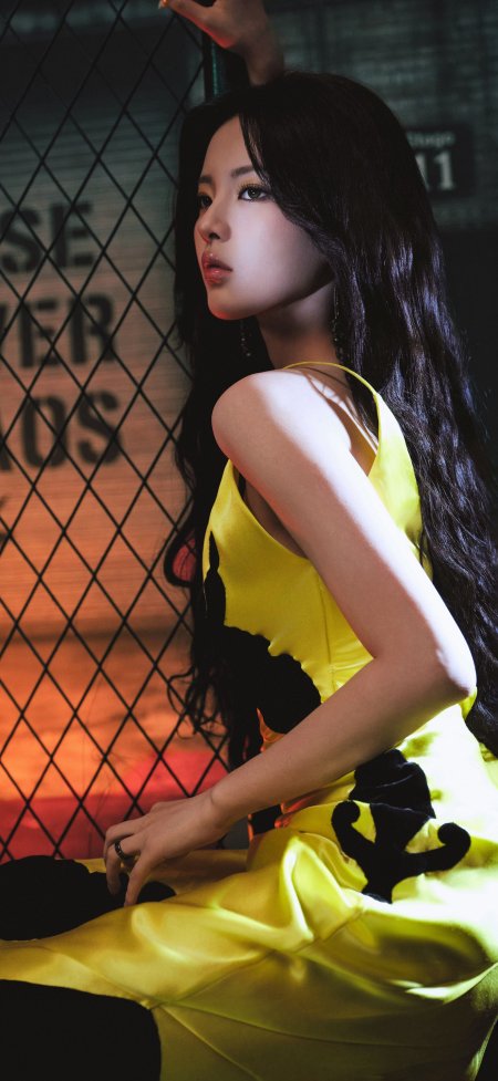 杨超越长发美女黄裙黑纹暖橙明星摄影手机壁纸