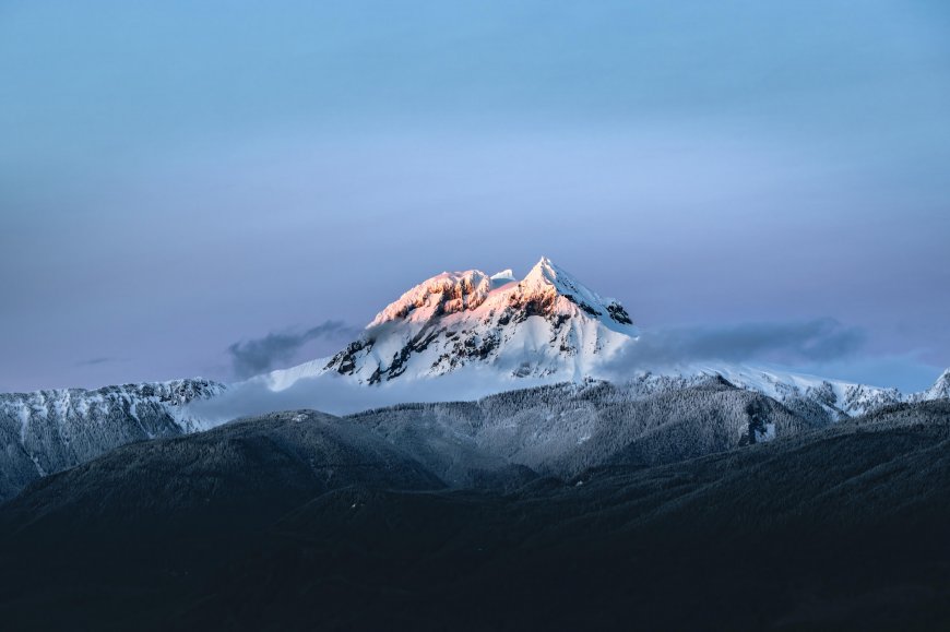 雪山峰顶霞光映照蓝紫风景电脑壁纸