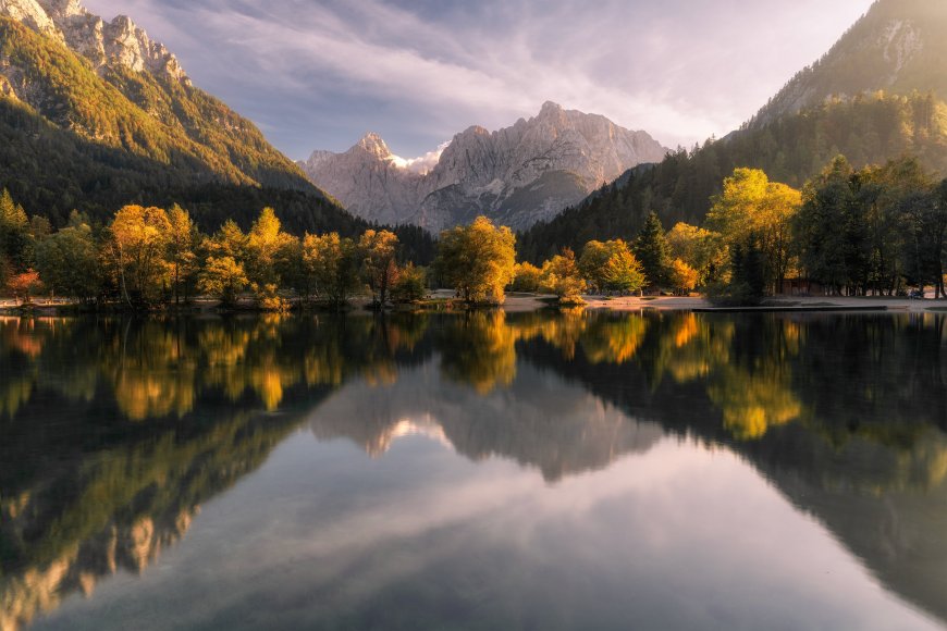 阿尔卑斯湖光山色金黄倒影蓝白风景电脑壁纸
